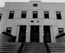 Vue de l'entrée principale du bâtiment 29, qui montre la colonnade et l’entablement, 1994.; Department of National Defence / Ministère de la Défense nationale, 1994.
