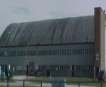 Vue générale du Hangar 11, qui montre l’apparence fonctionnelle de l’extérieur avec ses lignes épurées et sa décoration minimale, 2003.; Department of National Defence / Ministère de la Défense nationale, 2003.