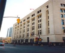 Side elevation of the Federal Building, showing the six-storey massing of the office block, 1987.; Public Works and Government Services Canada / Travaux publics et Services gouvernementaux Canada, 1987.