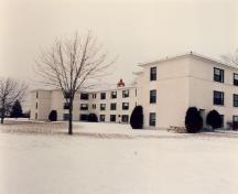 View of the Officer's Quarters, showing its clean lines and its white-painted stucco surfaces, 1994.; Department of National Defence / Ministère de la Défense nationale, 1994.