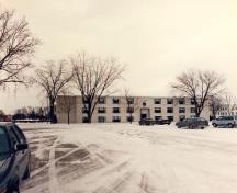 Vue du bâtiment des logements des officiers, qui montre le nom du bâtiment inscrit en lettres métalliques noires, 1994.; Department of National Defence / Ministère de la Défense nationale, 1994.