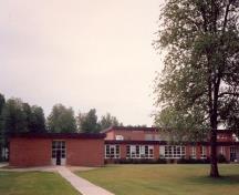 Vue de l'entrée principale de l'édifice P-148 (école), 1992.; Department of National Defence / Ministère de la Défense nationale, 1992.