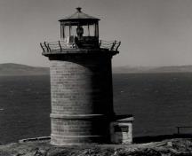 General view of the Lighthouse, showing the railing of cast-iron support and four-tier rope railing on the lantern platform, circa 1970.; Transport Canada / Transports Canada, circa / vers 1970.
