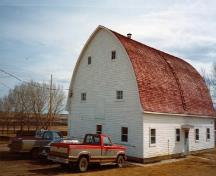 Vue en angle du bâtiment 15, qui montre le plan rectangulaire simple et le toit en mansarde, 1989.; Department of Agriculture and Agri-Food / Ministère de l'Agriculture et de l'Agroalimentaire, 1989.