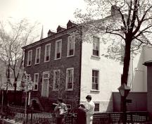 Vue de la façade de la maison Sewell, qui montre la division symétrique en cinq travées et son entrée centrale, 1969.; Parks Canada Agency / Agence Parcs Canada, 1969.