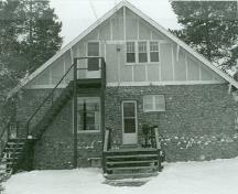 Vue générale de la maison Jackman, qui montre le toit à pignon, 1988.; Jasper National Park of Canada / Parc national du Canada Jasper, Zd Gregor, 1988.