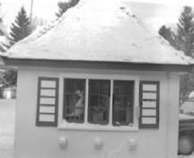 Vue de la façade générale du garage du directeur du parc, qui montre les fenêtres à petits carreaux, dont certaines sont pourvues de volets, 1988.; Parks Canada Agency / Agence Parcs Canada, Zd Gregr, 1988.