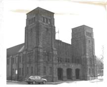 General view of the Amherst Armoury, showing its recessed entrance arcade of three stone arches, 1989.; Ministère de la Défense nationale / Department of National Defence, 1989.