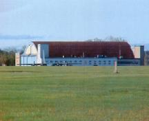 Vue générale du hangar 9, qui montre la simplicité et la clarté de sa composition à grande échelle, dépouillée, intégrée et expressive sur le plan fonctionnel, 2003.; Department of National Defence / Ministère de la Défense nationale, 2003.