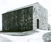 Vue générale de la redoute du Cap, montrant le profil oblique du mur nord-est, rappelant un rempart, 1989.; (Department of National Defence/ ministère de la Défense nationale, ca. 1989.)