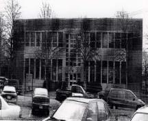 Vue de la façade générale du bureau de poste, qui montre les qualités classiques de l’immeuble, soit l’ordonnancement, la modération et l’élégance des proportions, qu’on retrouve dans la composition symétrique de la façade principale, 1999.; Public Works and Government Services Canada / Travaux publics et Services gouvernementaux Canada, 1999.