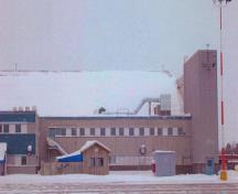 Vue de l'extérieur du hangar 6, qui montre les long bandeaux de fenêtres horizontaux, 2006.; Department of National Defence / Ministère de la Défense nationale, 2006.