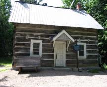 General view of Herridge Chalet, showing its elegant proportions, its human scale and its simple massing, 2007.; Historical Services Branch / Directions des services historiques, 2007.