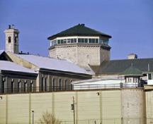 General view of the Main Cellblock, showing the massive central octagonal drum and dome crowned by a polygonal roofed lantern, 1994.; Parks Canada Agency / Agence Parcs Canada, J. Butterill, 1994.