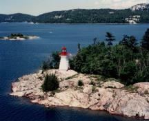 Vue de la façade générale du phare, qui montre son allure de poivrière, 1998.; Canadian Coast Guard / Garde côtière canadienne, 1998.