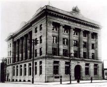 Vue de la succursale postale H, qui montre le rez-de-chaussée en pierre rustiquée qui soutient quatre énormes colonnes ioniques partiellement engagées, 1914.; Library and Archives Canada / Bibliothèque et Archives Canada, PA-46773, 1914.