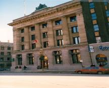 Vue de la succursale postale H, qui montre l'entrée centrale en arc et le grès de couleur chamois, 1989.; Department of Public Works / Ministère des Travaux publics, 1989.