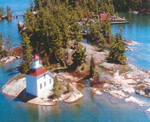 General view of the Lighttower, showing its prominent location on the edge of the water.; Canadian Coast Guard / Garde côtière canadienne.