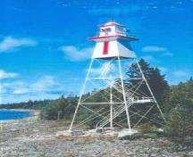 Vue générale du phare d’alignement postérieur, qui montre l’élégante portion supérieure du phare.; Canadian Coast Guard / Garde côtière canadienne.