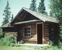 Vue du chalet de Grey Owl, qui montre les rondins écorcés, les bardeaux de bois et les chevrons apparents.; Agence Parcs Canada / Parks Canada Agency