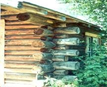 Vue du chalet de Grey Owl, qui montre les rondins d’épinette écorcés.; Agence Parcs Canada / Parks Canada Agency