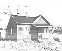 Vue en angle de la maison Pearson, montrant les façades sud et ouest, 1992.; Agence Parcs Canada / Parks Canada Agency, Mills, 1992.