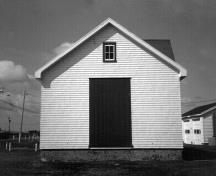 Façade de la bâtisse du sifflet de brume, qui montre la grande ouverture percée dans le mur nord, 1990.; Parks Canada Agency / Agence Parcs Canada, 1990.