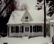 General view of the St. Laurent House, showing the long gallery across the façade, 1993.; Parks Canada Agency / Agence Parcs Canada, 1993.