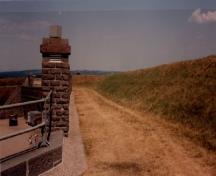 View of the Casemates, showing the terreplein that covers the structure along with the embedded masonry construction, 1991.; Agence Parcs Canada / Parks Canada Agency, 1991.