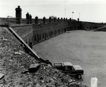 View of the Casemates, showing its façade with alternating doors and windows, arranged according to the needs of the program.; Agence Parcs Canada / Parks Canada Agency.