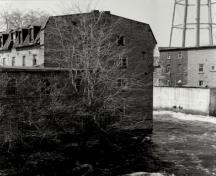 View of the West Mill, showing the mansard roof and the gable roofed dormers, 1972.; Agence Parcs Canada / Parks Canada Agency, 1972.