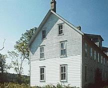 Vue du bâtiment 39, qui montre la construction en charpente de bois et le toit à deux versants, vers 2004.; Agence Parcs Canada / Parks Canada Agency, vers / circa 2004.