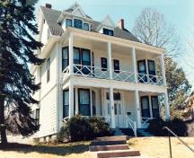 Corner view of the Admiral's House, showing its prominent two-storey verandah across the front façade, 1990.; Department of National Defence  / Ministère de la Défense nationale, 1990.