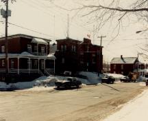 View of the Armoury, showing its overall appearance, design and materials, which harmonize with the surrounding  residential buildings in its neighbourhood, 1989.; Ministère de la Défense nationale / Department of National Defence, 1989.