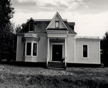 Façade of St. Andrew's Manse, showing the pediment-like gable of the front porch, 1987.; Parks Canada Agency / Agence Parcs Canada, 1987.