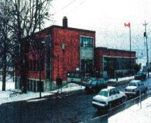 Vue de l'Édifice du gouvernement du Canada (EGC) qui montre la façade nord-est depuis la rue Front.; Public Works and Government Services Canada / Travaux publics et Services gouvernementaux Canada.