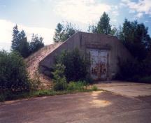 General view of Building 1082, showing the use of poured concrete for the construction, 1989.; Parks Canada Agency / Agence Parcs Canada, 1989.