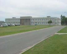 Vue générale de la façade du bâtiment de caserne; Department of National Defence / Ministère de la Défense nationale, 2001