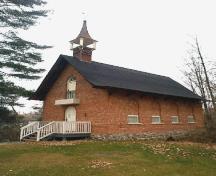 Vue de la façade générale du hangar à grains, qui montre l'éclectisme propre au bâtiment, 2000.; Parks Canada Agency / Agence Parcs Canada, Yvan Fortier, 2000.