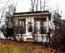 Vue de la façade générale du pavillon de thé, qui montre la composition classique dans le style à l’italienne, 2000.; Parks Canada Agency / Agence Parcs Canada, Yvan Fortier, 2000.