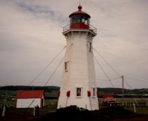General view of the Light Tower, showing the tapered vertical mass with prominent brackets, a lantern walkway and lantern, 1986.; Transport Canada / Transports Canada, 1986