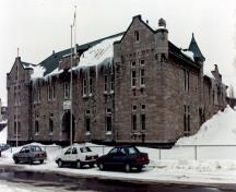 General view of the Armoury, showing the well-scaled façades executed in rough-faced limestone with carved and smooth detailing, 1990.; Department of National Defence / Ministère de la Défense nationale, 1990.
