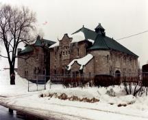 Corner view of the Armoury, showing the copper used for the roofing, ventilators, fascias, flashings and gable copings, 1990.; Department of National Defence / Ministère de la Défense nationale, 1990.