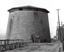 General view of Martello Tower 4, showing the low, sturdy massing, circa 1920.; National Battlefields Commission / Commission des champs de bataille nationaux, circa /vers 1920.