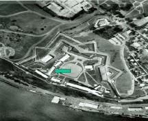 Vue du bâtiment 2, qui montre son emplacement près du terrain de parade, vers 1976.; Agence Parcs Canada / Parks Canada Agency, vers / circa 1976.