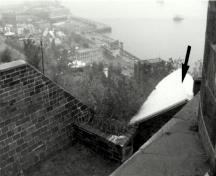 Vue du bâtiment 2, qui montre la façade sobre, sans ornementation superflue, 1991.; Agence Parcs Canada / Parks Canada Agency, 1991.