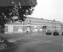 Vue de l'entrée principale de l'ancienne École d'artillerie, 1989.; Agence Parcs Canada/Parks Canada Agency, Ian Doull, 1989.