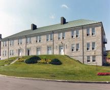 Vue générale du bâtiment 17, qui montre la volumétrie et le toit en croupe revêtu de cuivre à baguette, 1980.; Department of National Defence / Ministère de la Défense nationale, 1980.