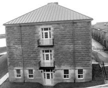 Side view of Building 17, showing the stone masonry exterior, 1991.; Parks Canada Agency / Agence Parcs Canada, R. Godspeed, 1991.