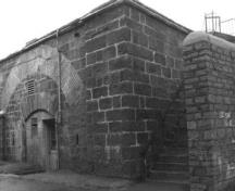 Vue latérale du bâtiment 21, qui montre la volumétrie, 1991.; Parks Canada Agency / Agence Parcs Canada, Rhona Goodspeed, 1991.